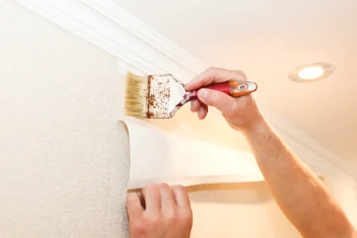 Pose de papier peint aux Bessons — revêtements muraux et toiles de verre